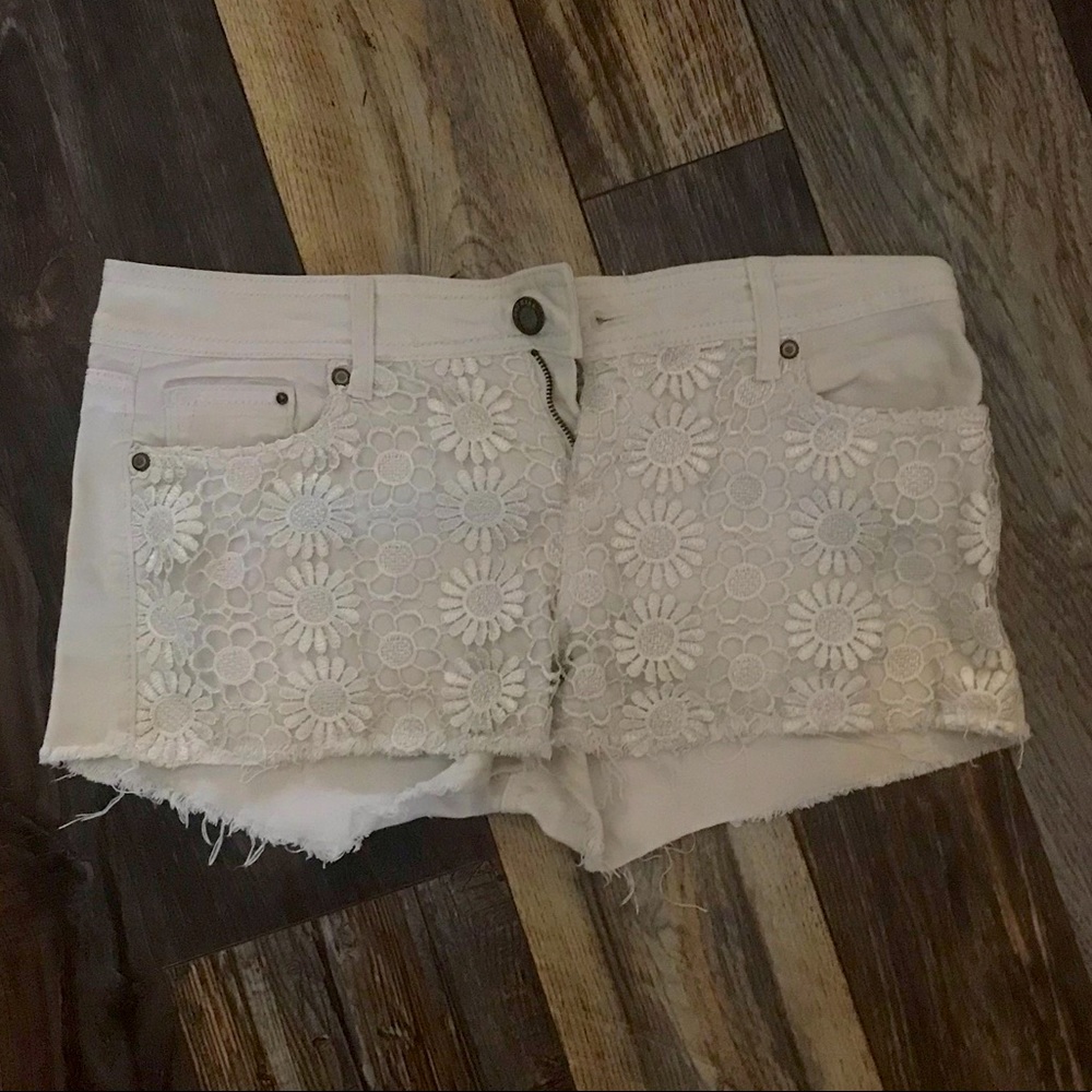 Cute white floral shorts size 8